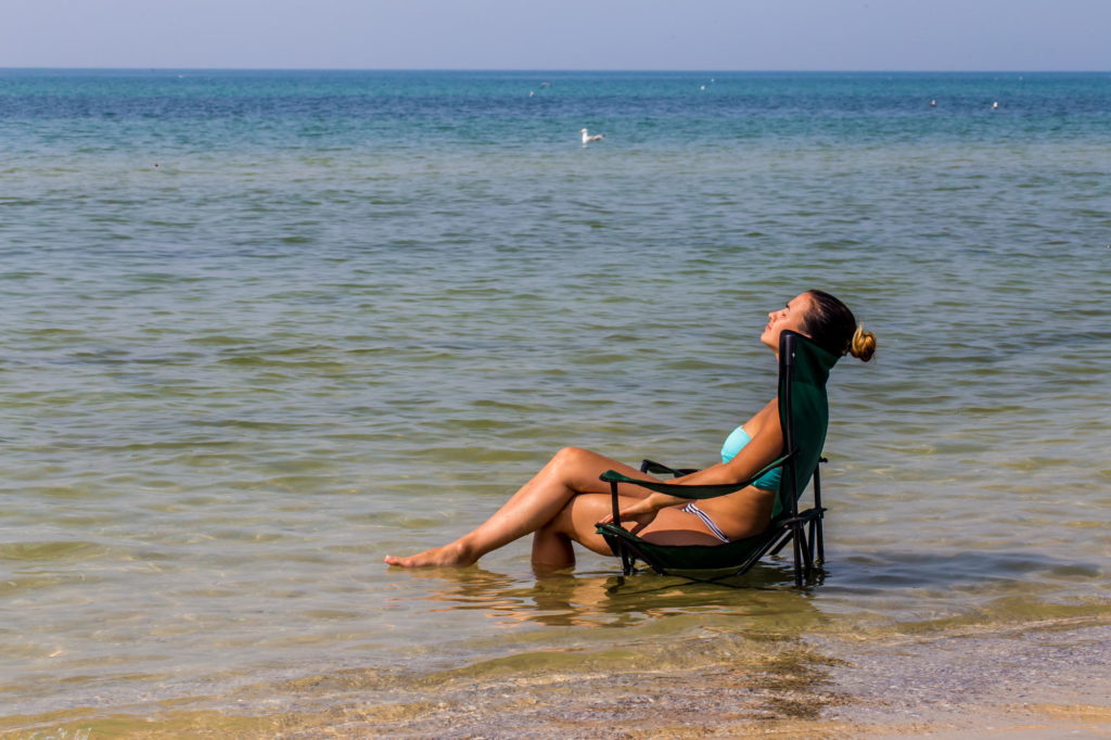 mujer-sentada-en-playa