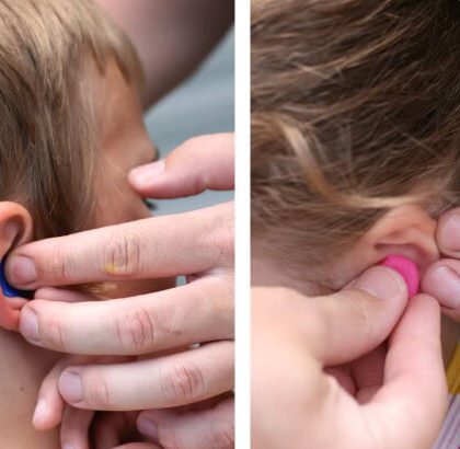 poniendo tapones en los oídos a dos niños